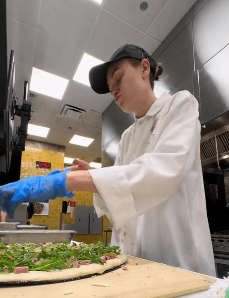 Українка Ірина готує піцу