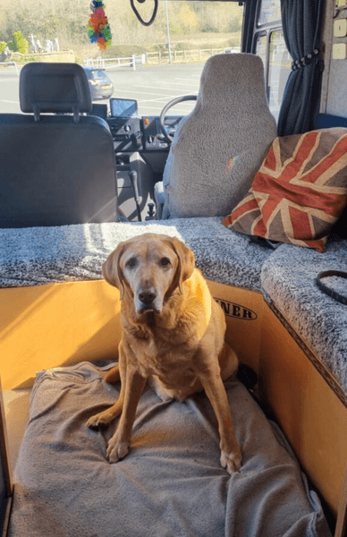 Мужчина продал дом, стал жить в фургоне, мужчина живет без дома, продал свой дом путешествия по Европе, экономия, плата за жилье,