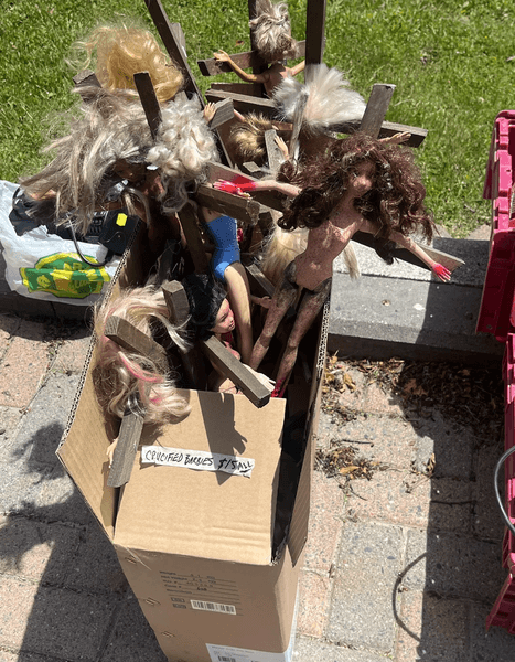 Дворовая распродажа, подержанные вещи, жуткие куклы, покупка напугала людей, куклы на крестах, Барби, старые вещи, необычный предмет