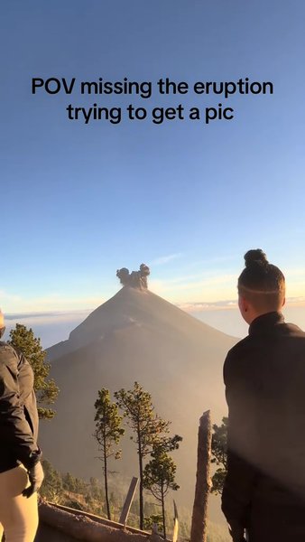 Пара зробила романтичне фото на вершині вулкана, але не врахувала один важливий нюанс