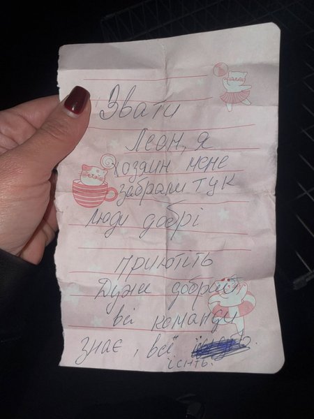 Собачку бросили в парке