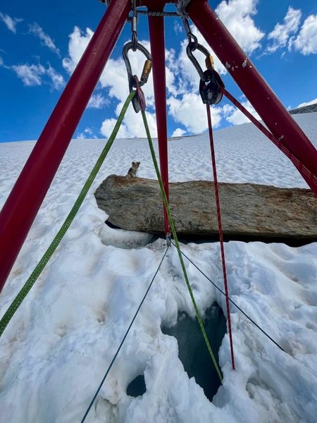 Место падения туриста в расщелине