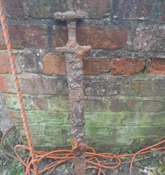 Меч викингов, уникальная находка, Тревор Пенни, рыбак, фото, Великобритания, реликвия, исторические экспонаты, Великобритания