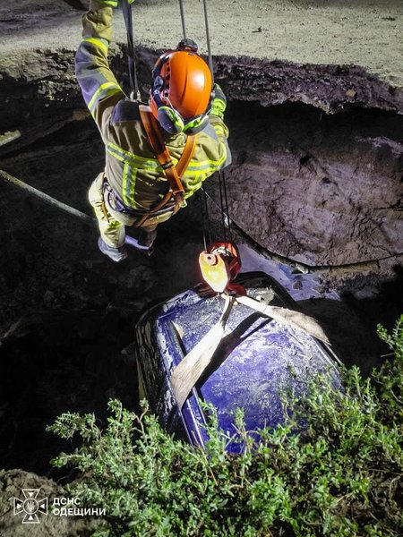 Машина полностью оказалась в яме, заполненной водой