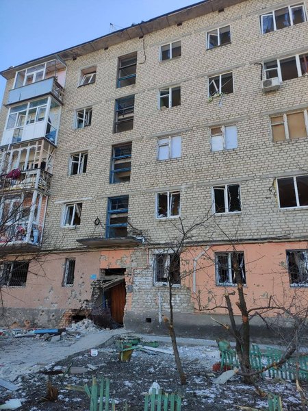 разбитый дом в Изюме, город изюм, изюм в оккупации, изюм во время войны, обстрелы Изюма