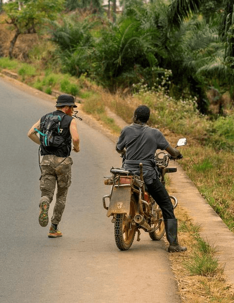 Мужчина пытается пробежать всю Африку, турист, блогер, путешественник, пробежать всю Африку за 240 дней, Hardest Geezer,