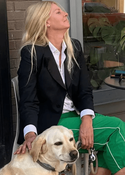 Женщина сидит с лабрадором у кафе в Нью-Йорке