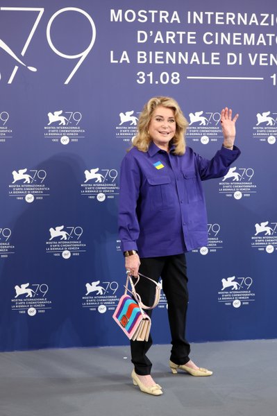 катрин денев, венецианский кинофестиваль, украинский флаг, поддержка украины