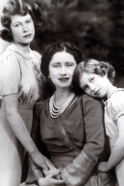 Елизавета и Маргарет с матерью, королевой Марией фото