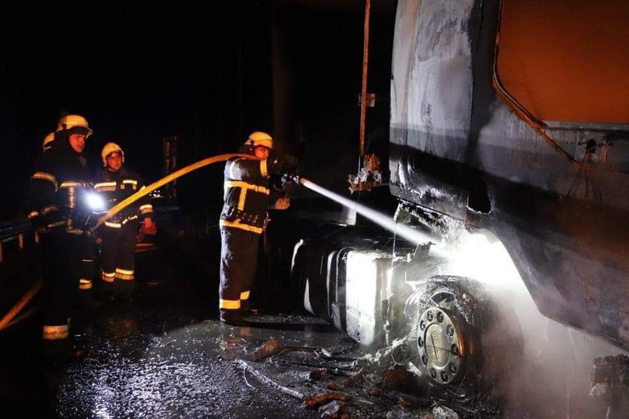 ДСНС ліквідували масштабну пожежу із трьома вантажівками в Київській області