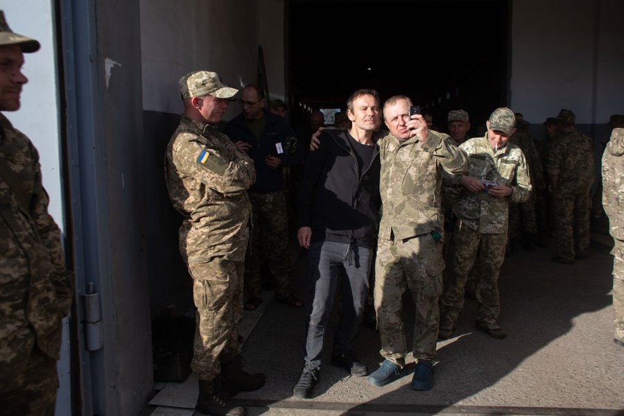 Святослав Вакарчук разом із бійцями ЗСУ на Донбасі