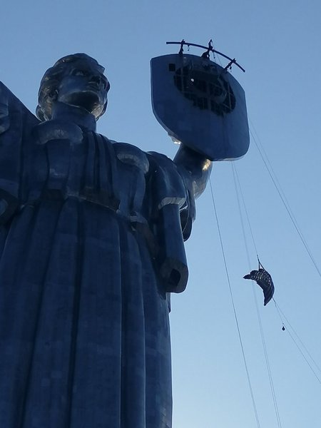 Демонтаж герба СРСР на щиті Батьківщини-матері в Києві