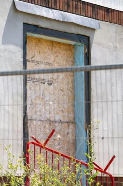 Жилой комплекс стал зоной отчуждения, покупка недвижимости, жилье, аренда, дома стоят пустыми, скандал