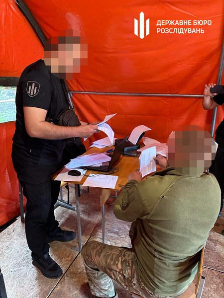 Подозреваемые включили в списки для выплат девять военных, которые находились за пределами зоны боевых действий