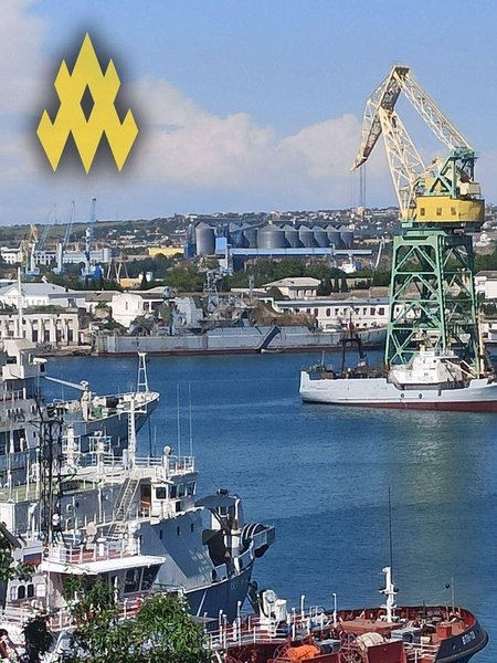 В бухте Южная разбирают БДК Константин Ольшанский