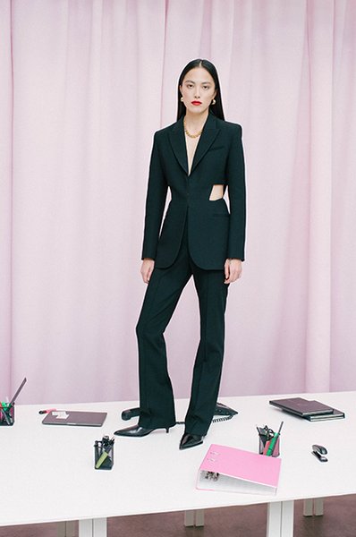 новогодний корпоратив, наряд на корпоратив, идея для наряда на корпоратив, синее платье, цвет 2022 года, брючный костюм