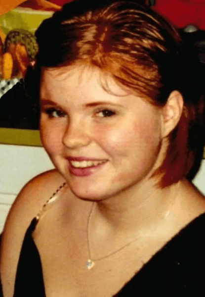 Девушка с татуировкой викинга, тату, тату на лице, рисунок на лице, символы викингов, богиня Хель, трудная жизнь, болезнь