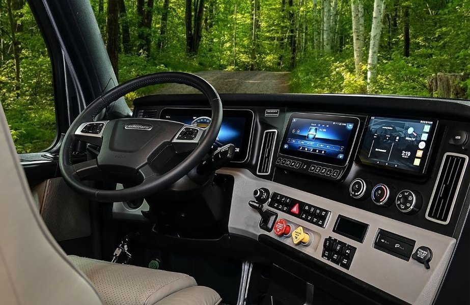 На водительском месте установили три дисплея