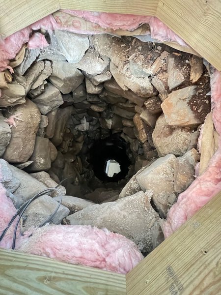 Колодец в доме, супруги, старая гостиница, открыли галерею, супружеская пара, старый пол, нашли под полом, колодец, стеклянная крышка