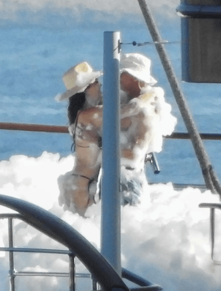 Санчес и Безос развлекаются