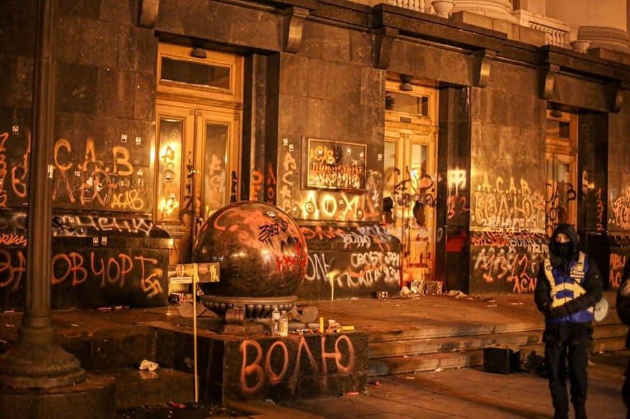 погром на Банковой, офис президента, вандализм, акция в защиту Стерненко