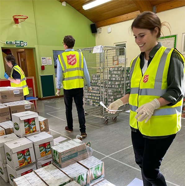 Внучка королевы Елизаветы II принцесса Евгения Йоркская вместе с мужем Джеком Бруксбэнком стали волонтерами