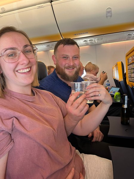 Самолет авиакомпании Ryanair, дешевый рейс, перелет, мужчина сделал предложение, обручились в воздухе,