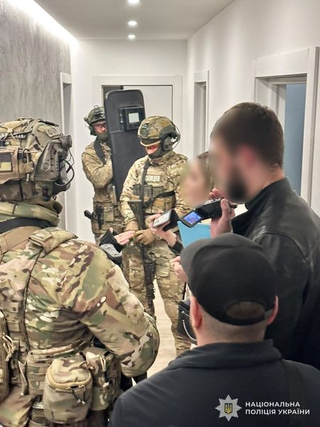 В трёх стриптиз-клубах Львова провели обыски в связи с кражами и мошенничеством