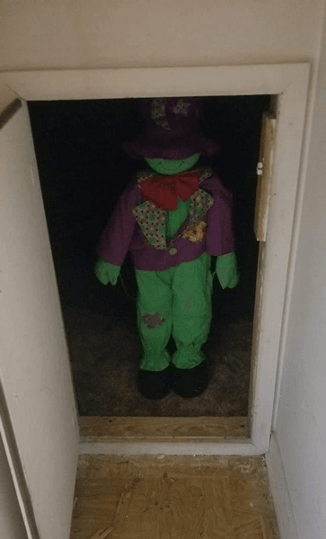 Потайная дверь, тайная комната, запертая дверь, подвал, жуткий подвал, жуткая комната, дом, жилье, жуткая кукла, украшение