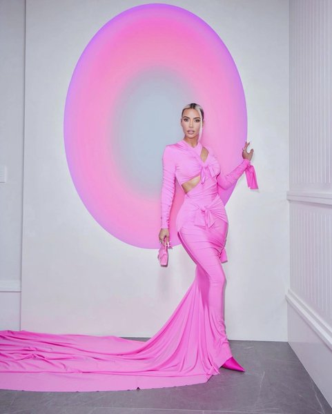 Balenciaga, ким кардашьян, стиль барби, розовое платье