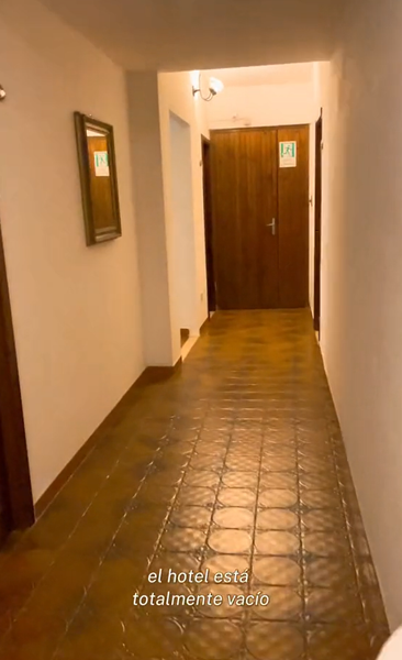 Женщина оказалась одна в итальянском отеле, как это могло произойти, курьезы во время отдыха, туризм, путешествия, Италия, видео