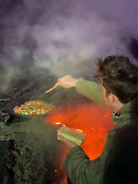 Ісландія, виверження вулкана Фаградальсфьядль, приготування їжі "на вулкані"