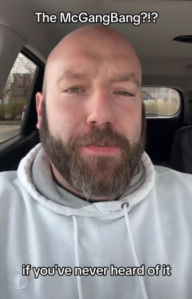 Колишній шеф-кухар, зірка соцмереж Колишній шеф-кухар, зірка соцмереж, секретний пункт у меню, коштує копійки, легендарний бургер, МакГангБанг, Майк Харач, McDonald's, фастфуд