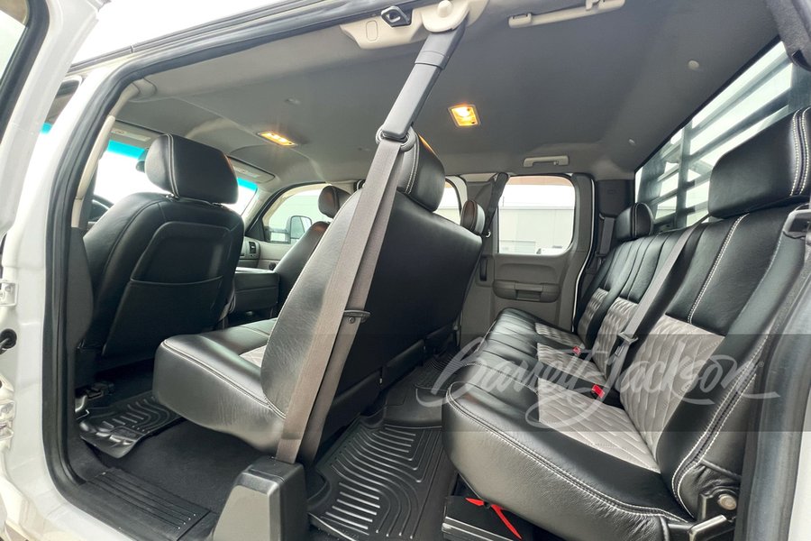 В салоне установили три трехместных дивана