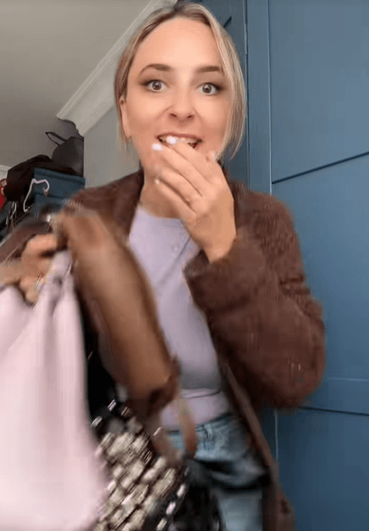 Женщина купила дешевую сумочку на распродаже, которая оказалась люксовым брендом