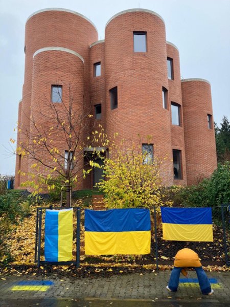 Українські прапори біля будинку Томіо Окамури