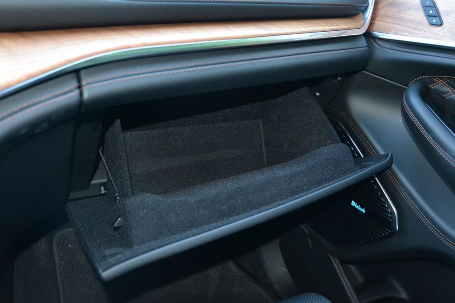 Бардачок Jeep Grand Cherokee не очень большой