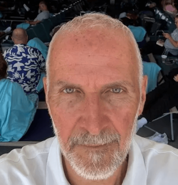 Террі Лоуренс в аеропорті