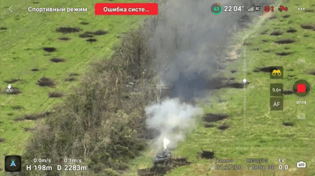 Український танк веде вогонь по окупантах під Бахмутом