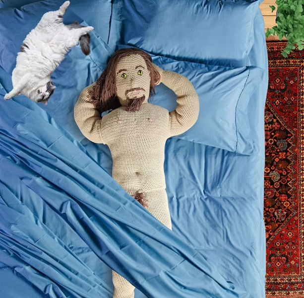 Жінка продає в'язані ляльки Джейсона Момоа Жінка продає ляльки, лялька Джейсона Момоа, почала свій бізнес, сумувала за хлопцем, в'язання гачком, одна вдома, соцмережі