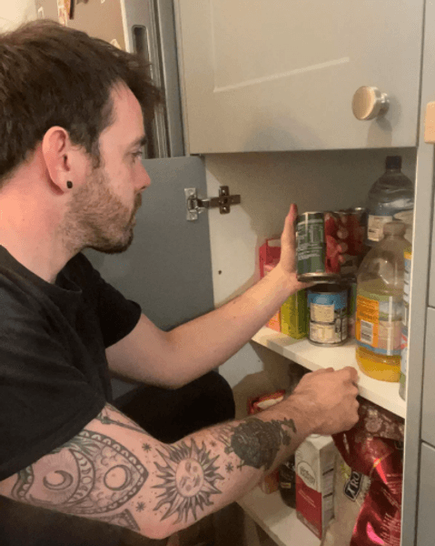 Виживальник радить завжди мати запас продуктів