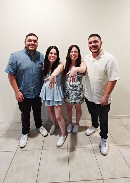 Ідентичні брати-близнюки побрались з близнючками, тепер пари вирушають у спільний медовий місяць