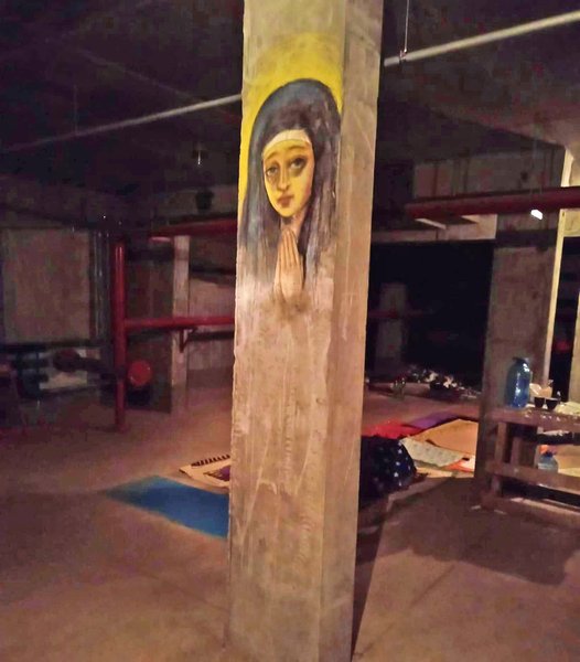 обстріли києва, бомбосховища в києві, сховище в києві, лана овчиннікова київ, лана овчиннікова художниця, лана овчиннікова волонтер, волонтери києва, лана овчиннікова ляльки,