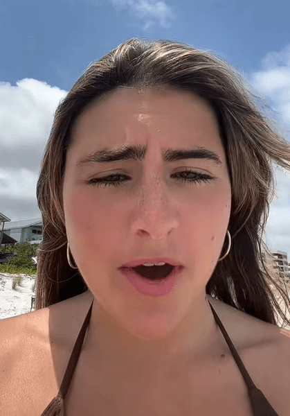 Дівчина помітила будинок в океані, плавучий будинок, чи може будинок плавати, переміщення будинку, погойдується на хвилях, дівчина на пляжі, соцмережі, TikTok