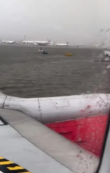 Повінь у Дубаї Повінь у Дубаї