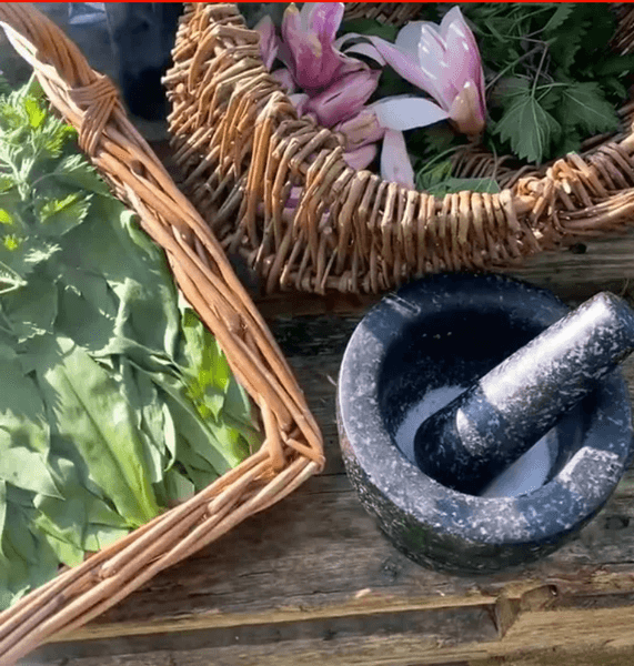 ступка, корзинка, цветы