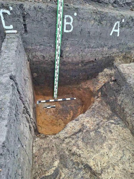 Артефакты обнаружили в древней яме