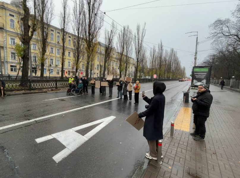 Протест у Києві протестувальники перекивають вулицю