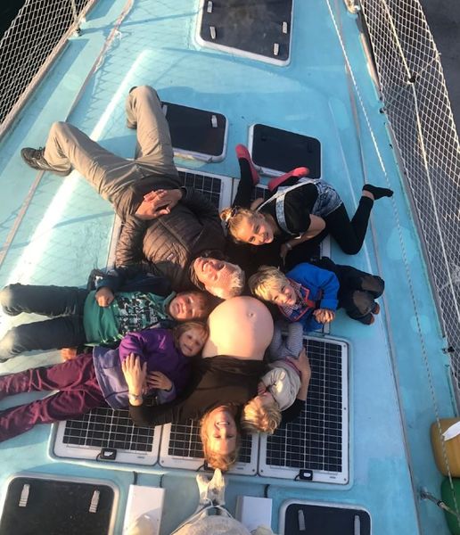 Семья живет на 20 квадратах в открытом море, они рассказали о своем образе жизни, интересных историях, странных случаях