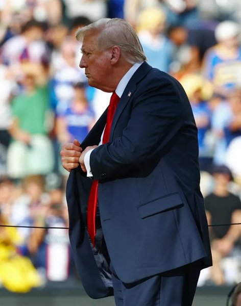 Дональд Трамп кладе в кишеню медаль КЧС-2025